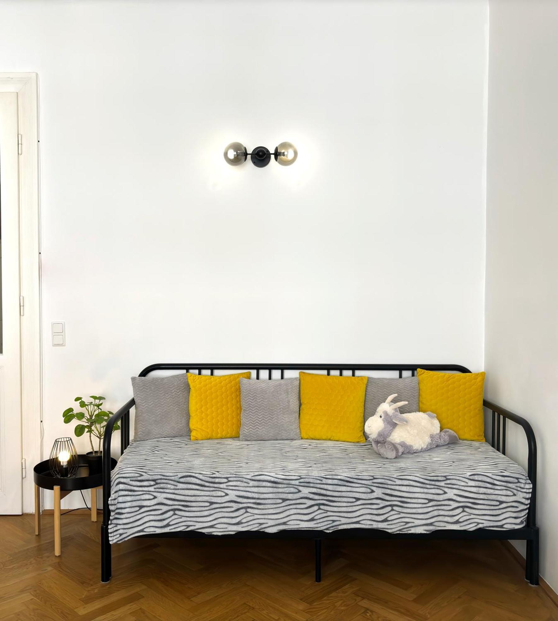 Central Mariahilfer Apartment 5 Min To The Schoenbrunn Palace And City Shopping Center Viyana Dış mekan fotoğraf